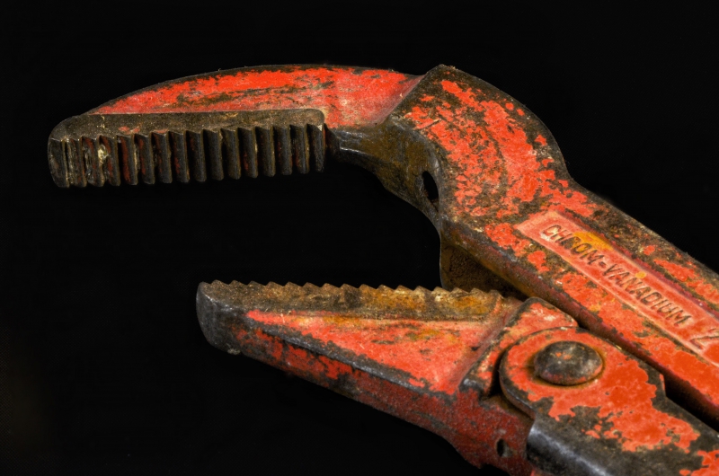 plombier-GONFARON-min_pipe-wrench-318084